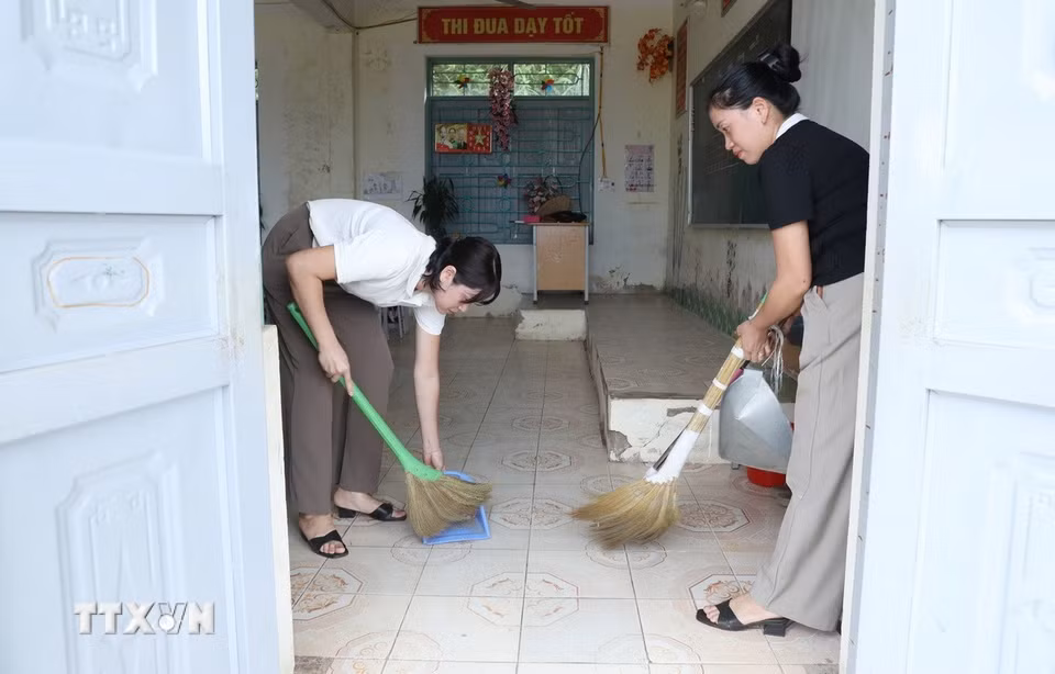 Cán bộ giáo viên Trường Phổ thông Dân tộc Bán trú Tiểu học và Trung học cơ sở Thu Lũm vệ sinh lớp học chuẩn bị cho năm học mới. (Ảnh: Quý Trung/TTXVN)