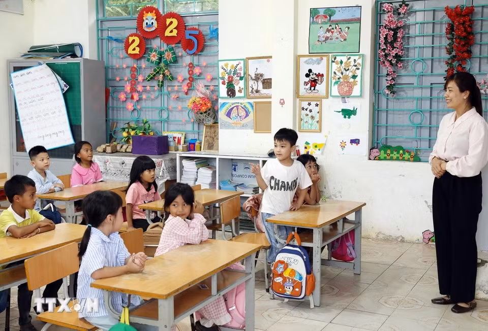 Học sinh lớp 1 của Trường Phổ thông Dân tộc Bán trú Tiểu học và Trung học cơ sở Thu Lũm được tập trung đến trường trước năm học mới để làm quen với môi trường mới. (Ảnh: Quý Trung/TTXVN)