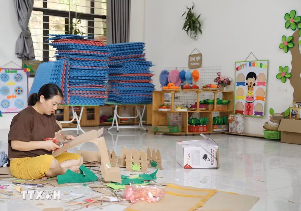 Giáo viên Trường Mầm non Thu Lũm tự làm đồ chơi cho học sinh chuẩn bị cho năm học mới. (Ảnh: Quý Trung/TTXVN)
