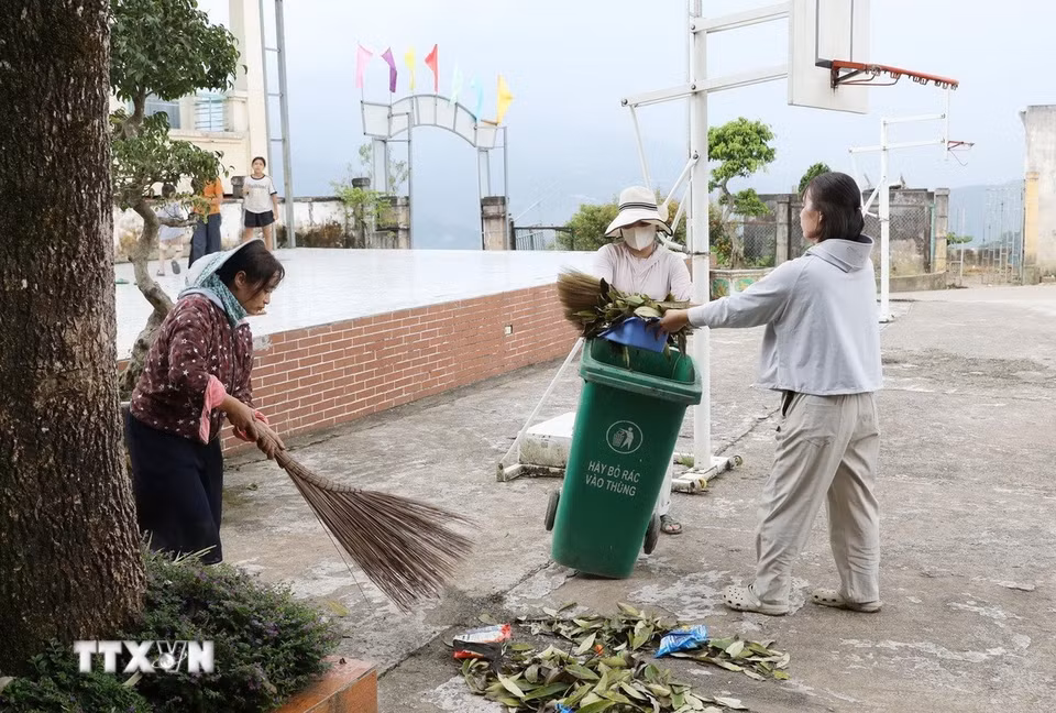 Cán bộ giáo viên Trường Phổ thông Dân tộc Bán trú Tiểu học và Trung học cơ sở Thu Lũm vệ sinh khuôn viên nhà trường chuẩn bị cho năm học mới. (Ảnh: Quý Trung/TTXVN)
