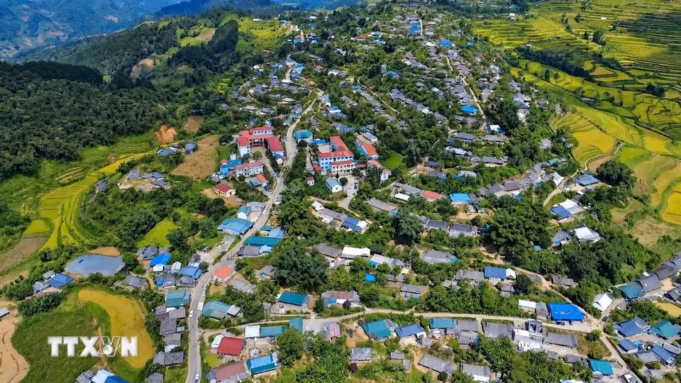 Khung cảnh bản của người Mông nằm sát những thửa ruộng bậc thang ở Tả Lèng. (Ảnh: Nguyễn Oanh/TTXVN).