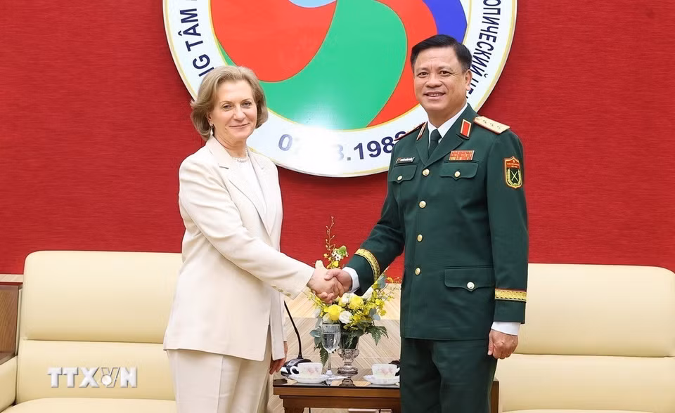 Thượng tướng Nguyễn Trường Thắng, Thứ trưởng Bộ Quốc phòng, Chủ tịch Phân ban Việt Nam, Đồng Chủ tịch Ủy ban Phối hợp liên Chính phủ về Trung tâm Nhiệt đới Việt–Nga tiếp đồng chí Anna Iurievna Popova - Giám đốc cơ quan giám sát liên bang về Bảo vệ quyền lợi người tiêu dùng và an sinh con người, Liên bang Nga. (Ảnh: Văn Điệp/TTXVN)