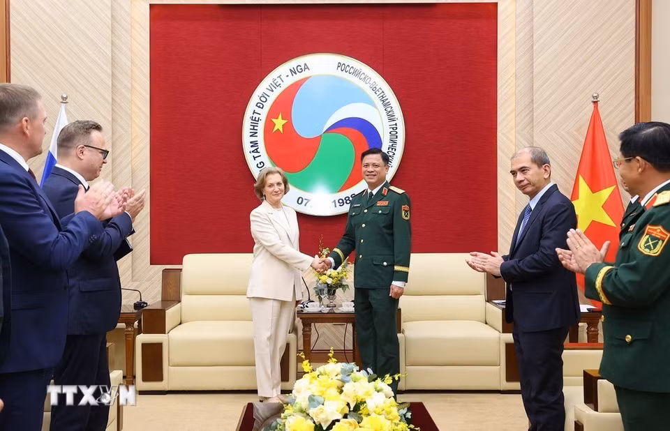 Thượng tướng Nguyễn Trường Thắng, Thứ trưởng Bộ Quốc phòng, Chủ tịch Phân ban Việt Nam, Đồng Chủ tịch Ủy ban Phối hợp liên Chính phủ về Trung tâm Nhiệt đới Việt-Nga tiếp đồng chí Anna Iurievna Popova - Giám đốc cơ quan giám sát liên bang về Bảo vệ quyền lợi người tiêu dùng và an sinh con người, Liên bang Nga. (Ảnh: Văn Điệp/TTXVN)
