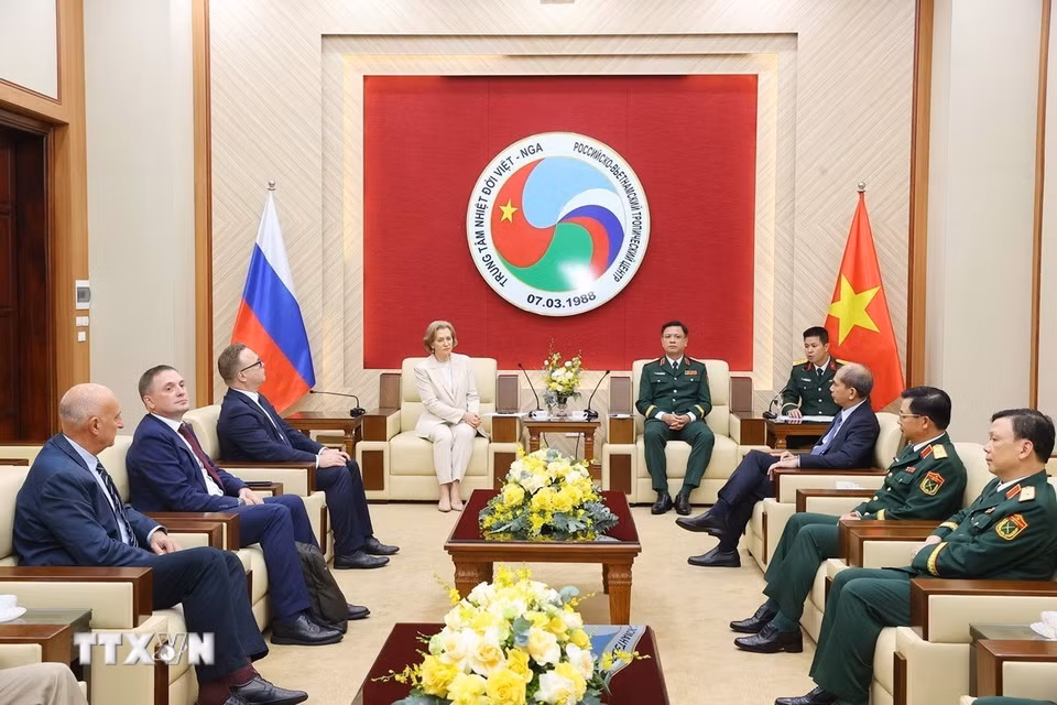 Thượng tướng Nguyễn Trường Thắng, Thứ trưởng Bộ Quốc phòng, Chủ tịch Phân ban Việt Nam, Đồng Chủ tịch Ủy ban Phối hợp liên Chính phủ về Trung tâm Nhiệt đới Việt–Nga tiếp đồng chí Anna Iurievna Popova - Giám đốc cơ quan giám sát liên bang về Bảo vệ quyền lợi người tiêu dùng và an sinh con người, Liên bang Nga. (Ảnh: Văn Điệp/TTXVN)