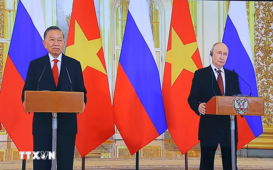 Tổng Bí thư, Chủ tịch nước Tô Lâm và Tổng thống Liên bang Nga Vladimir Putin dự và phát biểu trực tuyến tại điểm cầu nước Nga. (Ảnh: Văn Điệp/TTXVN)
