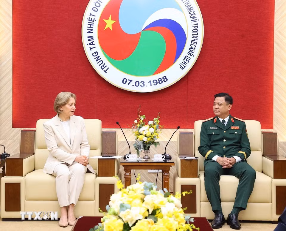 Thượng tướng Nguyễn Trường Thắng, Thứ trưởng Bộ Quốc phòng, Chủ tịch Phân ban Việt Nam, Đồng Chủ tịch Ủy ban Phối hợp liên Chính phủ về Trung tâm Nhiệt đới Việt–Nga tiếp đồng chí Anna Iurievna Popova - Giám đốc cơ quan giám sát liên bang về Bảo vệ quyền lợi người tiêu dùng và an sinh con người, Liên bang Nga. (Ảnh: Văn Điệp/TTXVN)