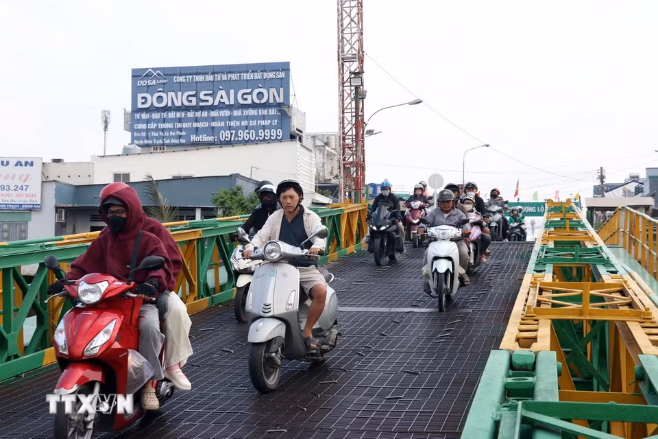 Các phương tiện di chuyển lên phà Cát Lái để trở về TP Hồ Chí Minh. (Ảnh: Tiến Lực/TTXVN)