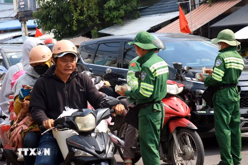 Người dân trở lại TP Hồ Chí Minh sau kỳ nghỉ lễ Quốc khánh 2/9. (Ảnh: Tiến Lực/TTXVN)