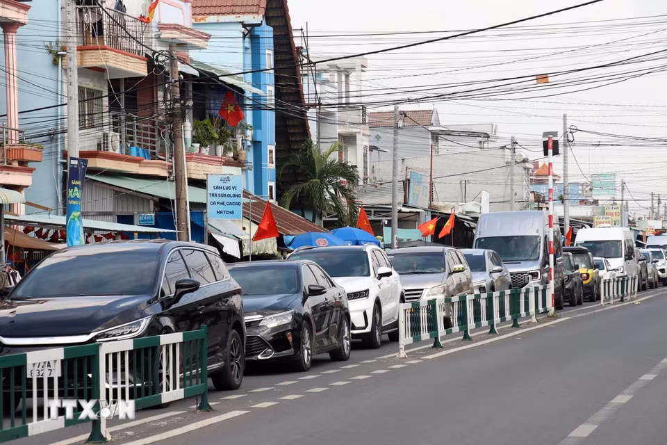 Ôtô xếp hàng chờ lên phà Cát Lái trở về TP Hồ Chí Minh chiều 2/9/2026. (Ảnh: Tiến Lực/TTXVN)