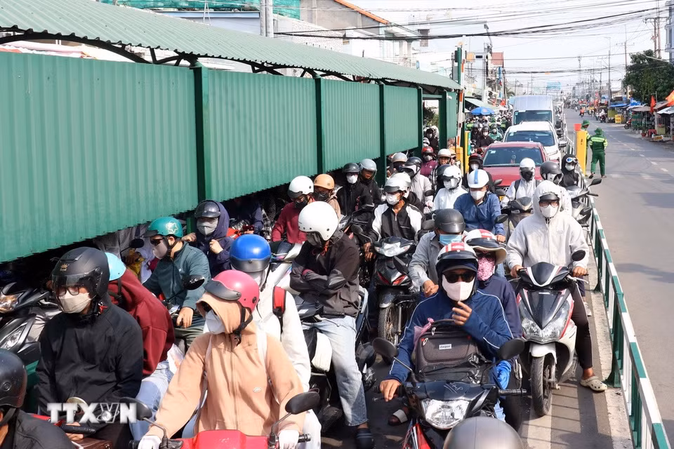 Người dân trở lại TP Hồ Chí Minh sau kỳ nghỉ lễ Quốc khánh 2/9. (Ảnh: Tiến Lực/TTXVN)