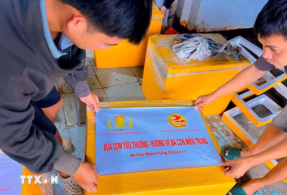 Hơn 500kg cá tươi được Chi hội Du lịch Phú Quý (đặc khu Phú Quý, tỉnh Lâm Đồng) gửi vào đất liền để chế biến tiếp tế cho người dân vùng lũ. (Ảnh: TXVN phát)