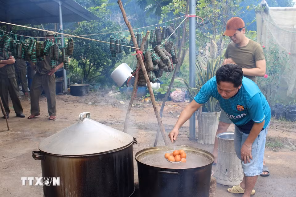 Người dân xã Hàm Tân, tỉnh Lâm Đồng nấu bánh, luộc trứng để gửi cho đồng bào vùng lũ. (Ảnh: Hồng Hiếu/TTXVN)