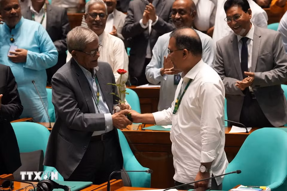 Ngày 20/8/2026, Quốc hội Bangladesh đã bầu ông Mirza Fakhrul Islam Alamgir (ảnh, trái), lãnh đạo kỳ cựu của đảng Dân tộc chủ nghĩa Bangladesh (BNP), làm Tổng thống thứ 23 của nước này, đánh dấu lần đầu tiên trong 35 năm Bangladesh tổ chức cuộc bầu cử Tổng thống có nhiều ứng cử viên. (Ảnh: THX/TTXVN phát)