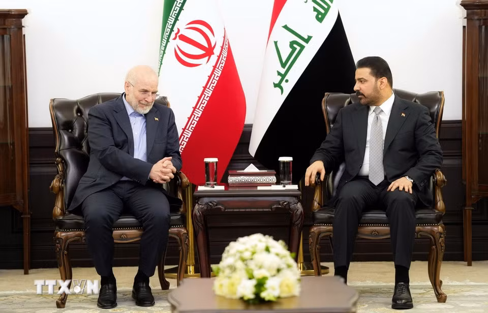 Ngày 19/8/2026, Chủ tịch Quốc hội Iran Mohammad Baqer Ghalibaf đã có chuyến công du Iraq nhằm tăng cường hợp tác chiến lược song phương và đối thoại về các vấn đề khu vực. Trong ảnh: Chủ tịch Quốc hội Iran Mohammad Baqer Ghalibaf (trái) trong cuộc gặp Thủ tướng Iraq Minister Ali al-Zaidi tại Baghdad. (Ảnh: THX/TTXVN phát)