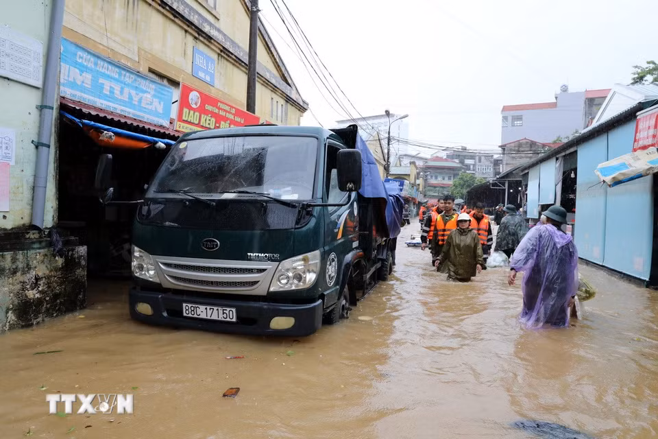 Mưa lớn, nhiều khu vực trên địa bàn tỉnh Lạng Sơn bị ngập sâu. (Ảnh: Văn Đạt/TTXVN)