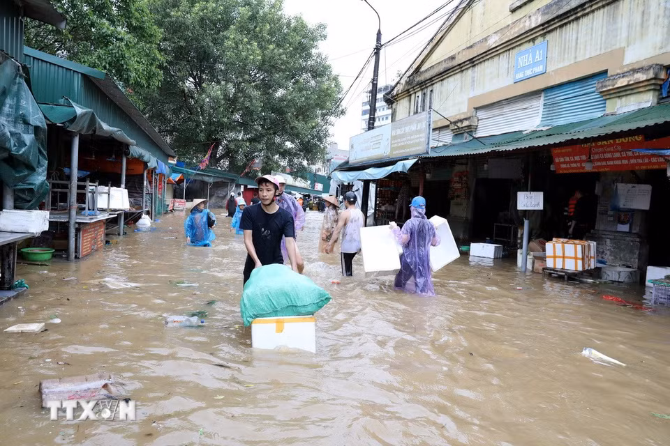 Khoảng 800 hộ kinh doanh tại chợ Giếng Vuông, phường Kỳ Lừa, bị ảnh hưởng do nước sông Kỳ Cùng dâng cao, gây ngập sâu. (Ảnh: Văn Đạt/TTXVN)