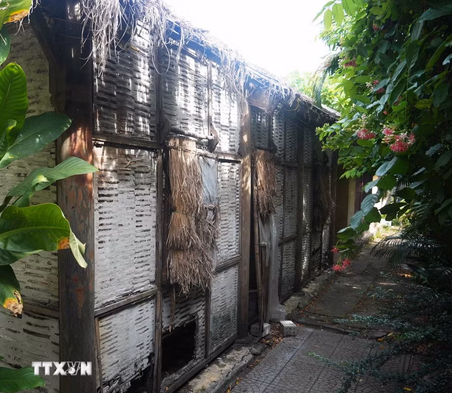 Vách sau nhà ở cụ Phan Bội Châu trong Khu lưu niệm danh nhân Phan Bội Châu, phường Thuận Hóa, thành phố Huế hư hỏng nghiêm trọng. Ảnh: Nguyên Lý-TTXVN