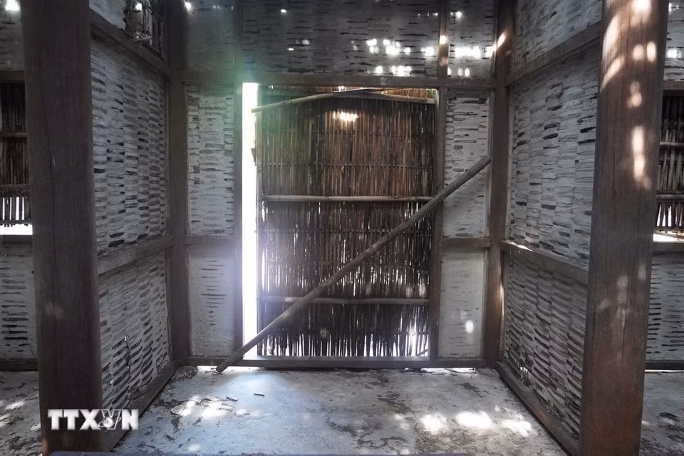 Cửa chính vào nhà ở cụ Phan Bội Châu trong Khu lưu niệm danh nhân Phan Bội Châu, phường Thuận Hóa, thành phố Huế. Ảnh: Nguyên Lý - TTXVN