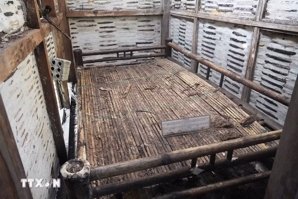 Chõng tre trong nhà ở cụ Phan Bội Châu thuộc Khu lưu niệm danh nhân Phan Bội Châu, phường Thuận Hóa, thành phố Huế hư hỏng nghiêm trọng.(Ảnh: Nguyên Lý/TTXVN)