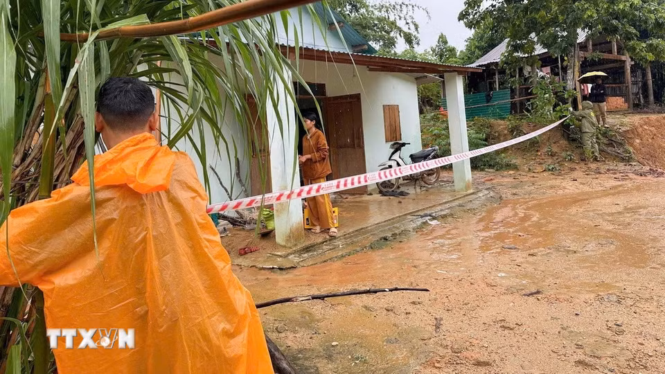 Khoanh vùng, chuyển những gia đình trong vùng có nguy cơ sạt lở núi cao đến nơi ở an toàn. (Ảnh: Đoàn Hữu Trung/ TTXVN)