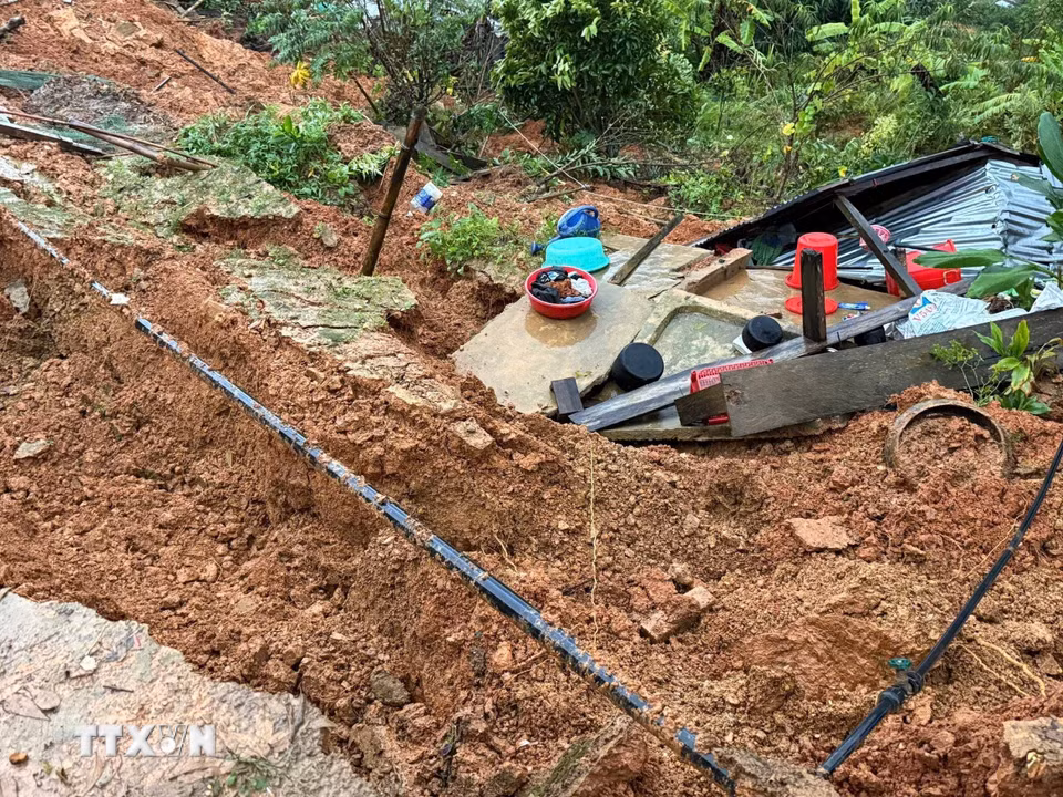 Tình trạng sạt lở nghiêm trọng tại Đà Nẵng. (Ảnh: Đoàn Hữu Trung/TTXVN)