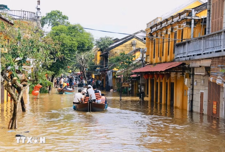Do tác động của biến đổi khí hậu, phố cổ Hội An, thành phố Đà Nẵng, ngập lũ giữa mùa hè năm 2025. (Ảnh: Đoàn Hữu Trung/TTXVN)