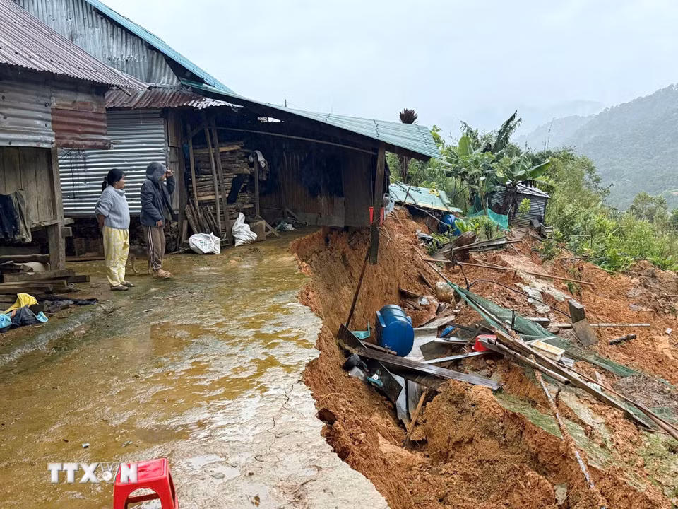 Tại khu vực xã biên giới Hùng Sơn, tình trạng lở núi có thể xảy ra vào bất cứ lúc nào, đe dọa trực tiếp đến tài sản và tính mạng của người dân. (Ảnh: Đoàn Hữu Trung/TTXVN)