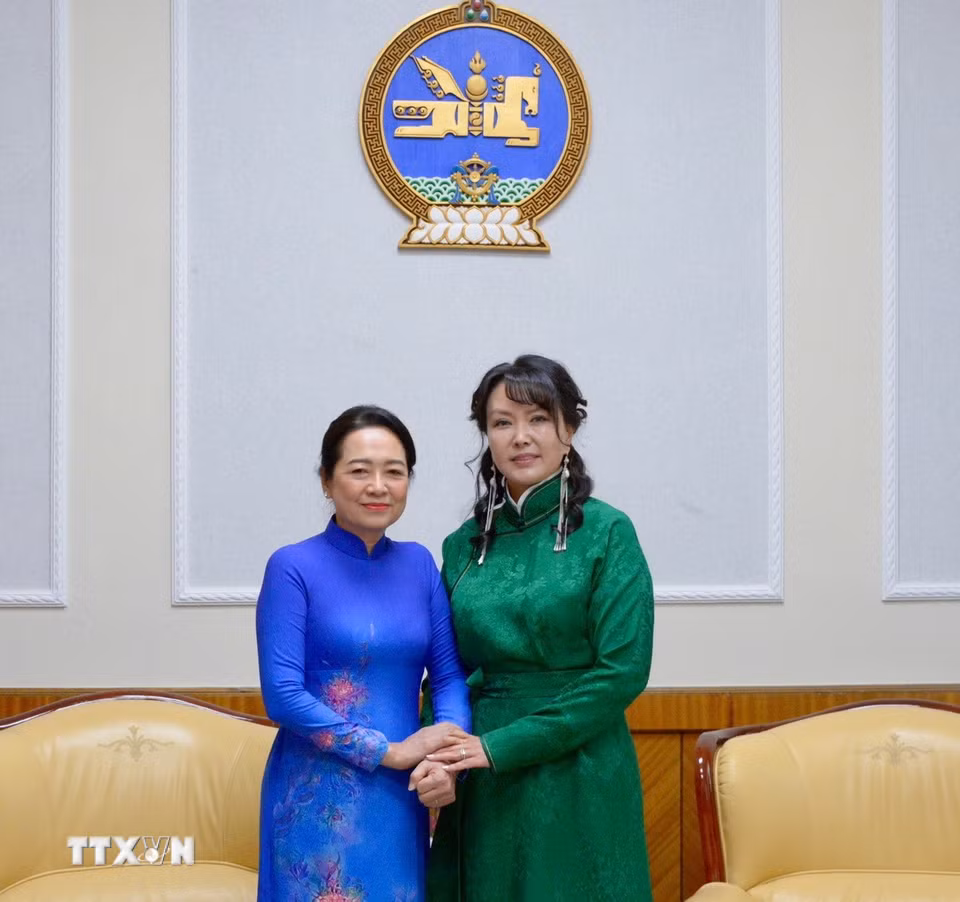 Phu nhân Chủ tịch Quốc hội Trần Thanh Mẫn - bà Nguyễn Thị Thanh Nga gặp Phu nhân Chủ tịch Quốc hội Mông Cổ Gantsetseg Tsendsuren. (Ảnh: TTXVN phát)