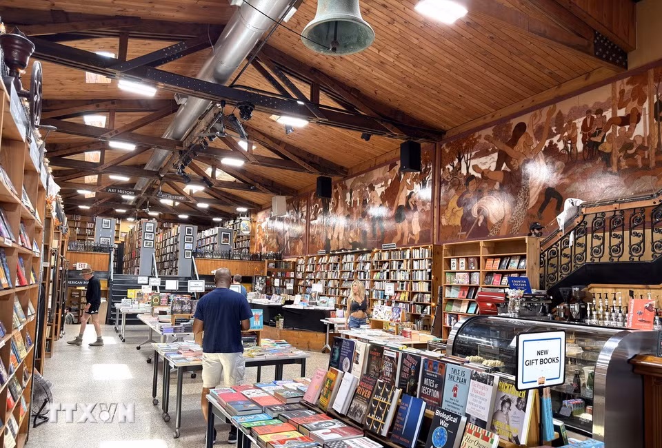Hệ thống giá sách cao và dày tạo nên không gian đặc trưng của The Midtown Scholar, nơi hàng nghìn đầu sách được sắp xếp theo nhiều lĩnh vực khác nhau. (Ảnh: Ngọc Quang/TTXVN)