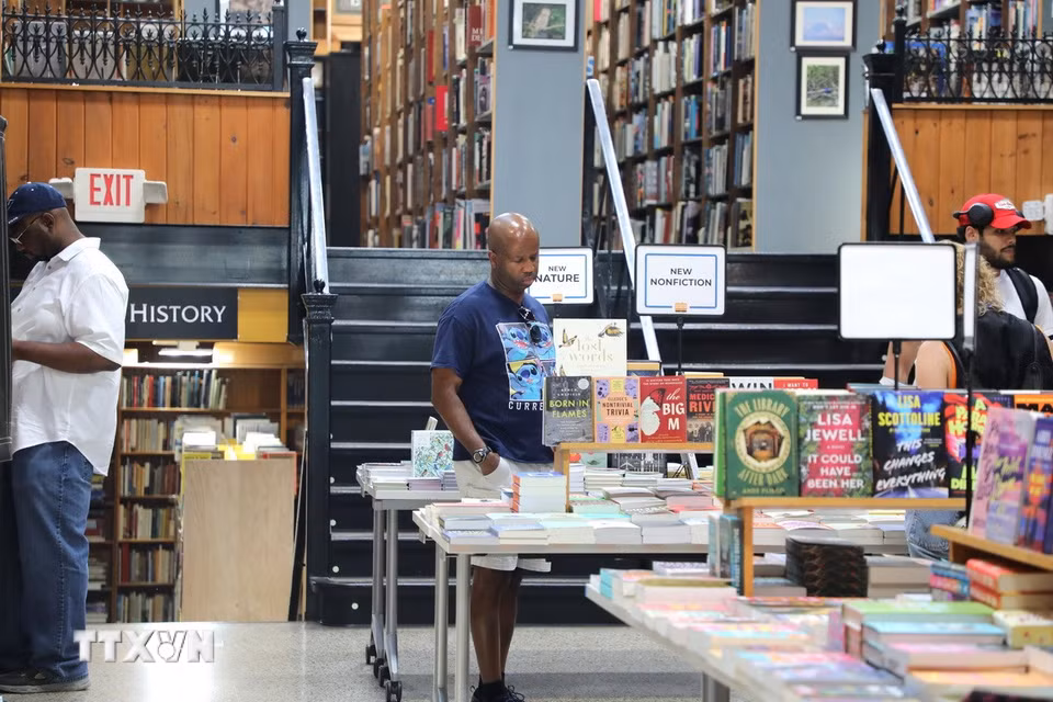 Cách bài trí kết hợp giữa giá sách và những chi tiết kiến trúc cũ tạo cho The Midtown Scholar một không gian vừa mang dấu ấn lịch sử, vừa phù hợp với hoạt động của một hiệu sách hiện đại. (Ảnh: Ngọc Quang/TTXVN)