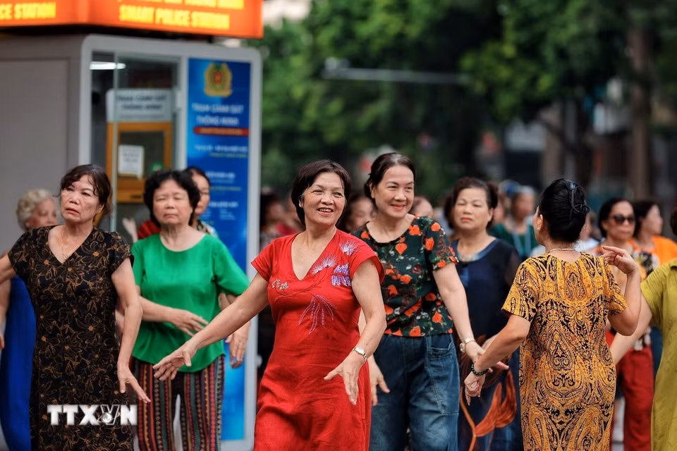 Người cao tuổi hào hứng tập thể dục theo nhạc vào buổi sáng, duy trì tinh thần vui vẻ và thói quen vận động thường xuyên. (Ảnh: Phạm Tuấn Anh/TTXVN)
