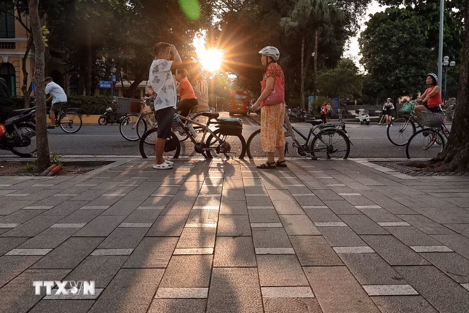 Người dân đạp xe rèn luyện thể lực trên các tuyến phố quanh hồ Hoàn Kiếm vào buổi sáng. Ảnh: (Ảnh: Phạm Tuấn Anh/TTXVN)