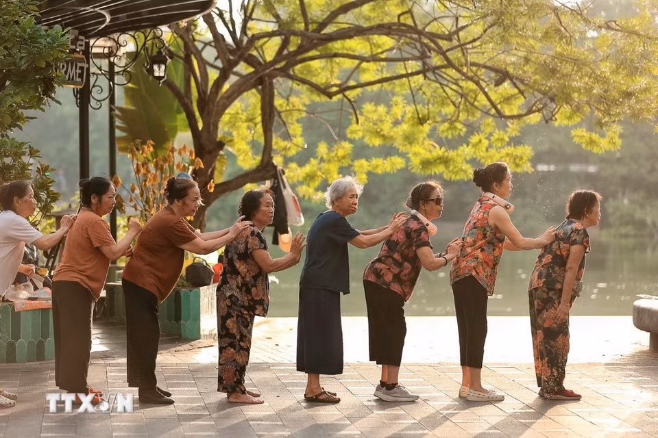 Nhóm phụ nữ cao tuổi phối hợp thực hiện bài tập vận động, tạo không khí vui tươi và gắn kết trong sinh hoạt cộng đồng.(Ảnh: Phạm Tuấn Anh/TTXVN)