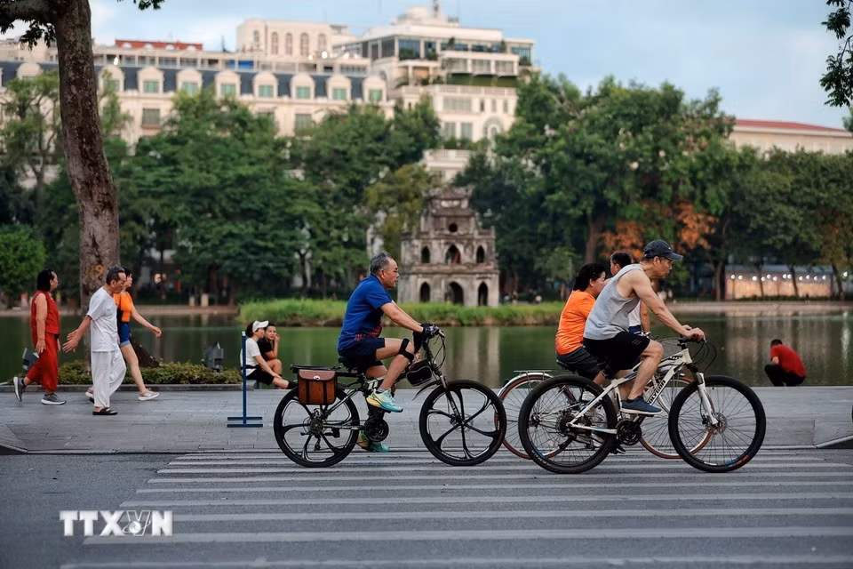 Người cao tuổi đạp xe tập thể dục tạo nên nhịp sống khỏe khoắn giữa trung tâm Thủ đô. (Ảnh: Phạm Tuấn Anh/TTXVN)