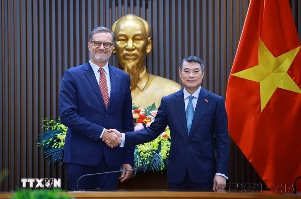 Thủ tướng Lê Minh Hưng tiếp Đại sứ Pháp Olivier Brochet đến chào, kết thúc nhiệm kỳ công tác tại Việt Nam (Hà Nội, 27/8/2026). (Ảnh: Dương Giang/TTXVN)