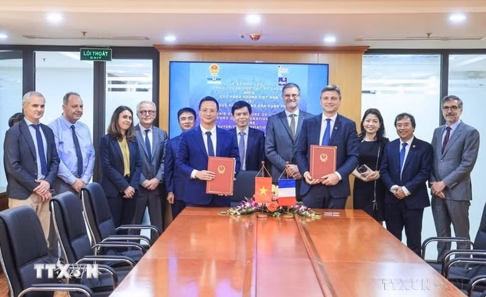 Đại sứ Pháp tại Việt Nam Olivier Brochet và Thứ trưởng Bộ Xây dựng Lê Anh Tuấn chứng kiến Lễ ký Phụ lục VI của Thỏa thuận hợp tác kỹ thuật giữa Cục Hàng không Việt Nam và Tổng cục Hàng không dân dụng Pháp. (Ảnh: Diệp Anh/TTXVN)