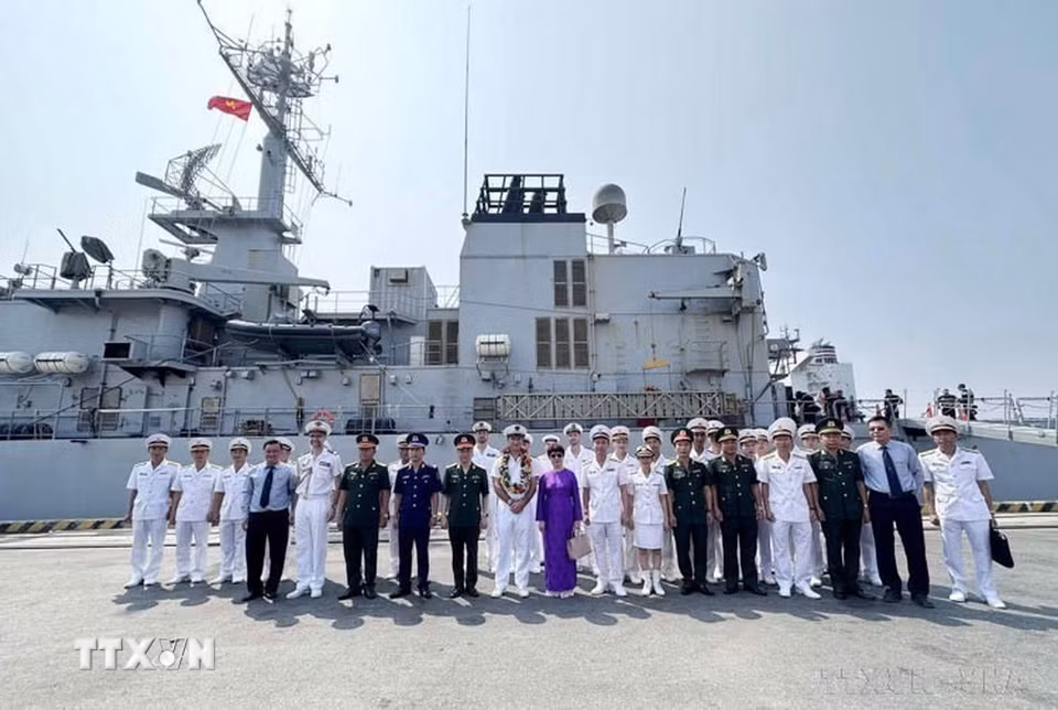 Tàu tuần dương Vendemiaire của Hải quân Pháp cập cảng Tiên Sa, tiến hành chuyến thăm xã giao thành phố Đà Nẵng (11/04/2024). (Ảnh: Trần Lê Lâm/TTXVN)