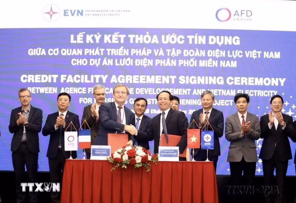 Phó Tổng giám đốc Tập đoàn Điện lực Việt Nam (EVN) Nguyễn Xuân Nam và Giám đốc Cơ quan Phát triển Pháp (AFD) tại Việt Nam Herve Conan ký kết Thỏa ước tín dụng cho khoản vay ưu đãi không bảo lãnh Chính phủ trị giá 80 triệu EURO cho “Dự án lưới điện phân phối miền Nam” do Tổng Công ty Điện lực miền Nam làm chủ đầu tư. (Ảnh: TTXVN phát)