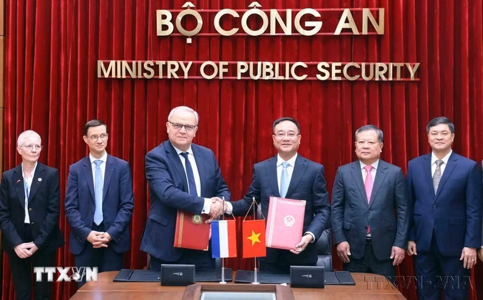 Trung tướng Phạm Thế Tùng, Thứ trưởng Bộ Công an và Bộ trưởng bên cạnh Bộ trưởng Bộ Nội vụ Pháp Francois Noel Buffet ký Thỏa thuận kỹ thuật giữa Bộ Công an Việt Nam và Bộ Nội vụ Pháp (Hà Nội, 27/5/2025). (Ảnh: Phạm Kiên/TTXVN)