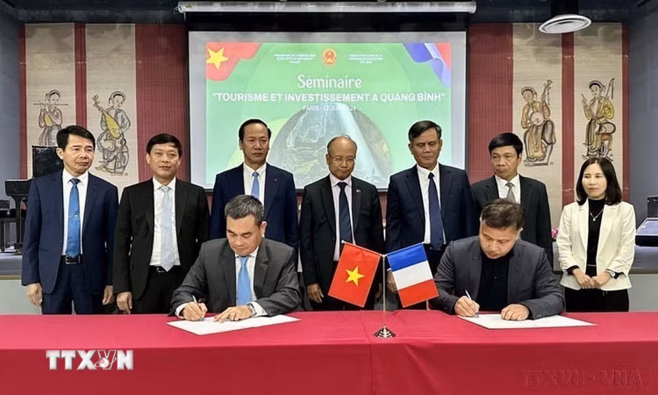 Lễ ký kết hợp tác giữa hai nước tại Hội nghị xúc tiến đầu tư và du lịch Quảng Bình do Ủy ban Nhân dân tỉnh Quảng Bình phối hợp với Đại sứ quán Việt Nam tại Pháp tổ chức (12/6/2024). (Ảnh: Nguyễn Thu Hà/TTXVN)