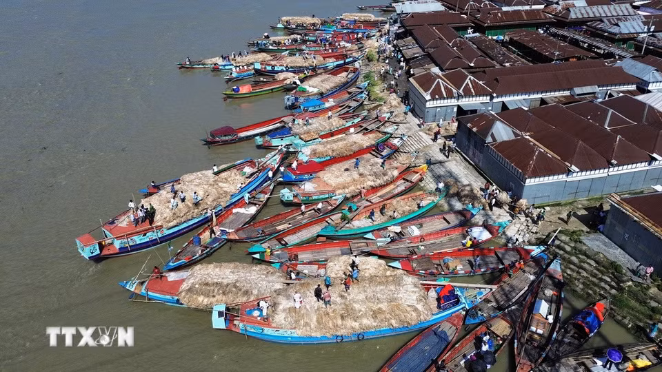 Người dân mua bán đay tại chợ nổi ở Munshiganj, Bangladesh, ngày 14/8/2026. (Ảnh: THX/TTXVN phát)