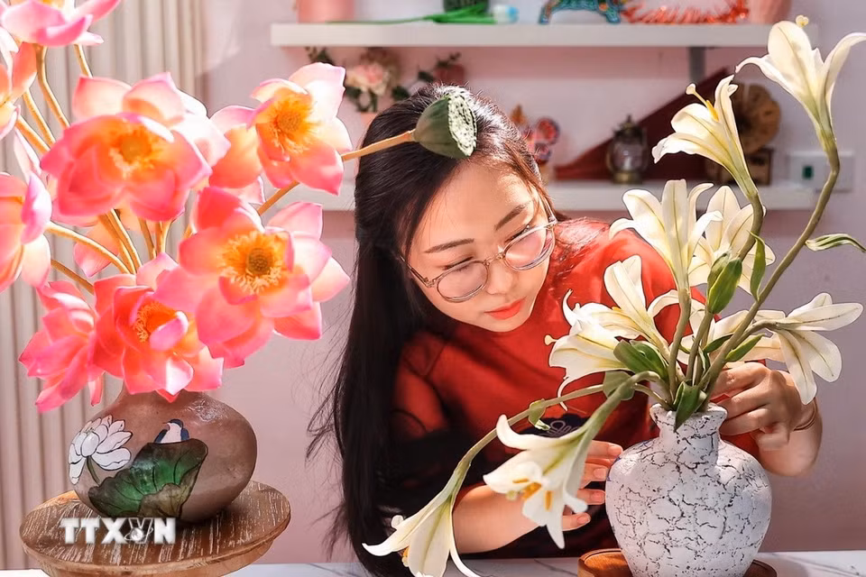 Không dừng lại ở hoa sen, nguyên liệu làm tò he còn được tạo hình thành hoa loa kèn với đầy đủ cánh, nhụy, nụ và thân, mở rộng khả năng tạo hình cho bánh Trung Thu. (Ảnh: Phạm Tuấn Anh/TTXVN)