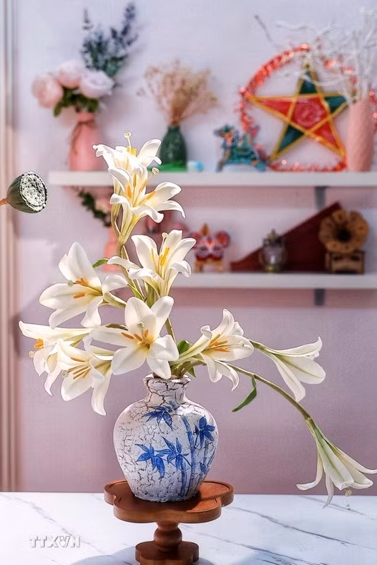 Một chiếc bánh Trung Thu tạo hình bình hoa loa kèn (hoa ly) cực kỳ độc đáo và siêu thực do chị Nguyễn Thị Thùy Dương (Hà Nội) cùng các cộng sự thực hiện. (Ảnh: Phạm Tuấn Anh/TTXVN)