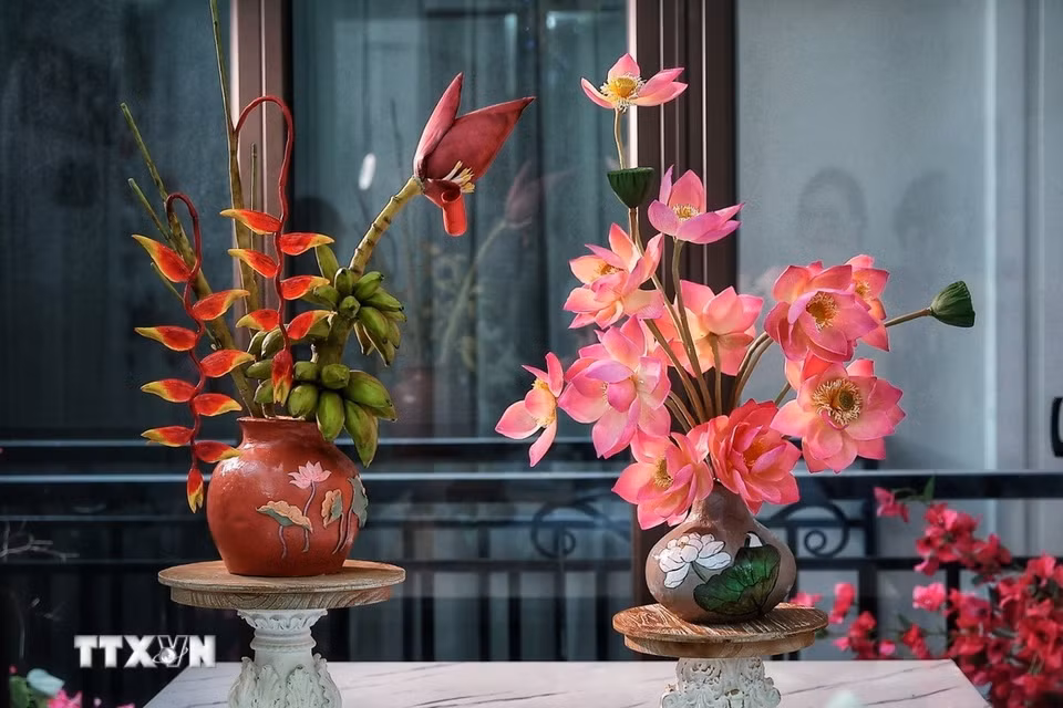 Những bình hoa sen, hoa chuối được tạo hình từ nguyên liệu làm bánh Trung Thu và nguyên liệu làm tò he được hoàn thiện với nhiều sắc thái, kiểu dáng khác nhau khiến người xem khó nhận ra đây là những sản phẩm có thể ăn được. (Ảnh: Phạm Tuấn Anh/TTXVN)