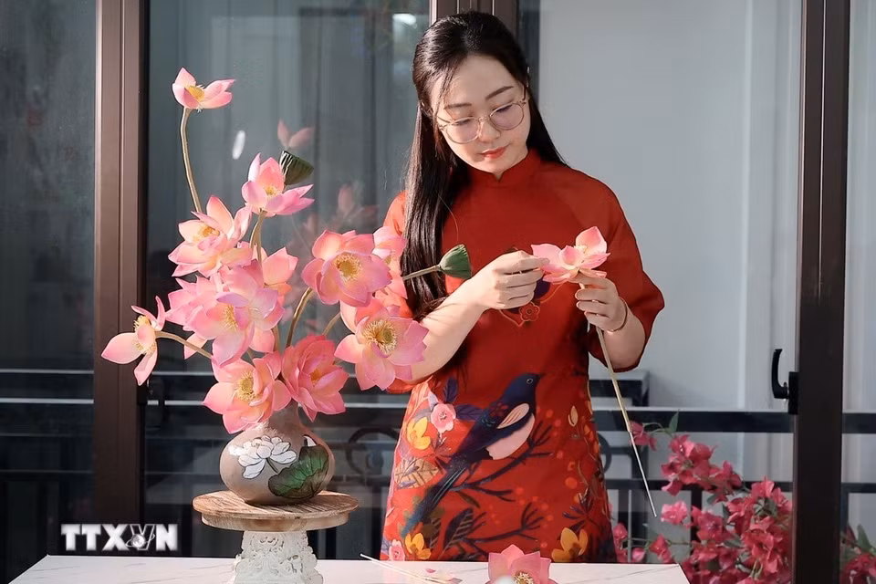 Những bông sen sau khi hoàn thiện được kết lại thành một bình hoa, biến chiếc bánh Trung thu truyền thống thành một sản phẩm tạo hình có tính trang trí. (Ảnh: Phạm Tuấn Anh/TTXVN)