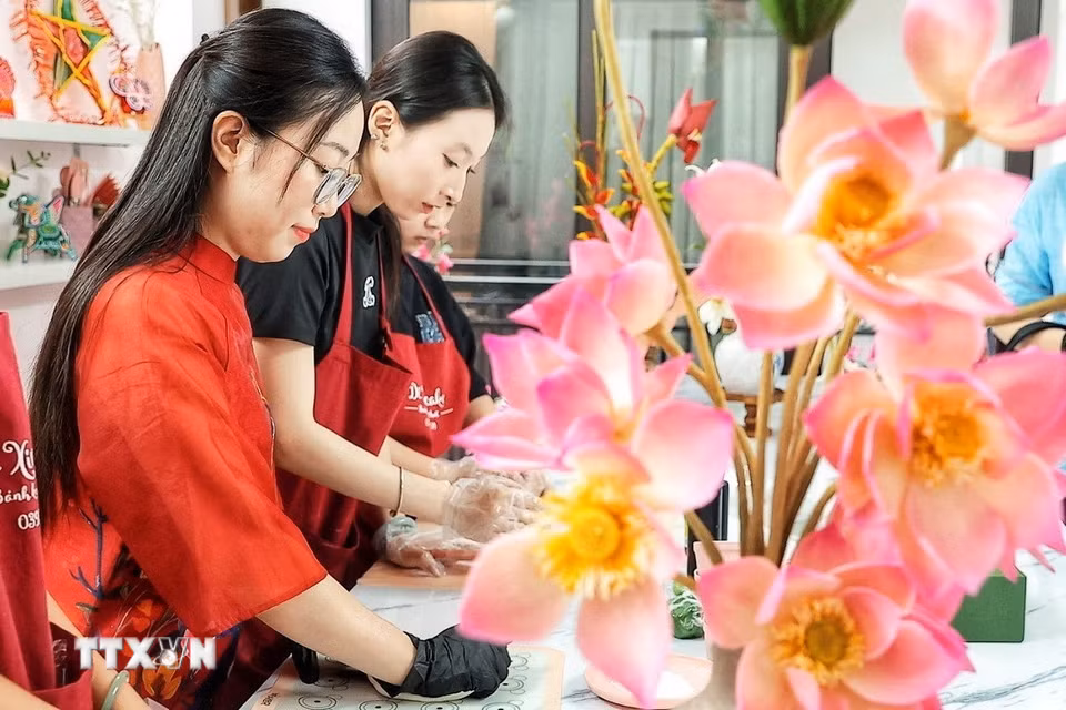 Các công đoạn tạo hình được thực hiện hoàn toàn thủ công, đòi hỏi sự tỉ mỉ để từng cánh hoa, nhụy, nụ và cành bằng bột tò he khi ghép lại có hình dáng tự nhiên, hài hòa. (Ảnh: Phạm Tuấn Anh/TTXVN)