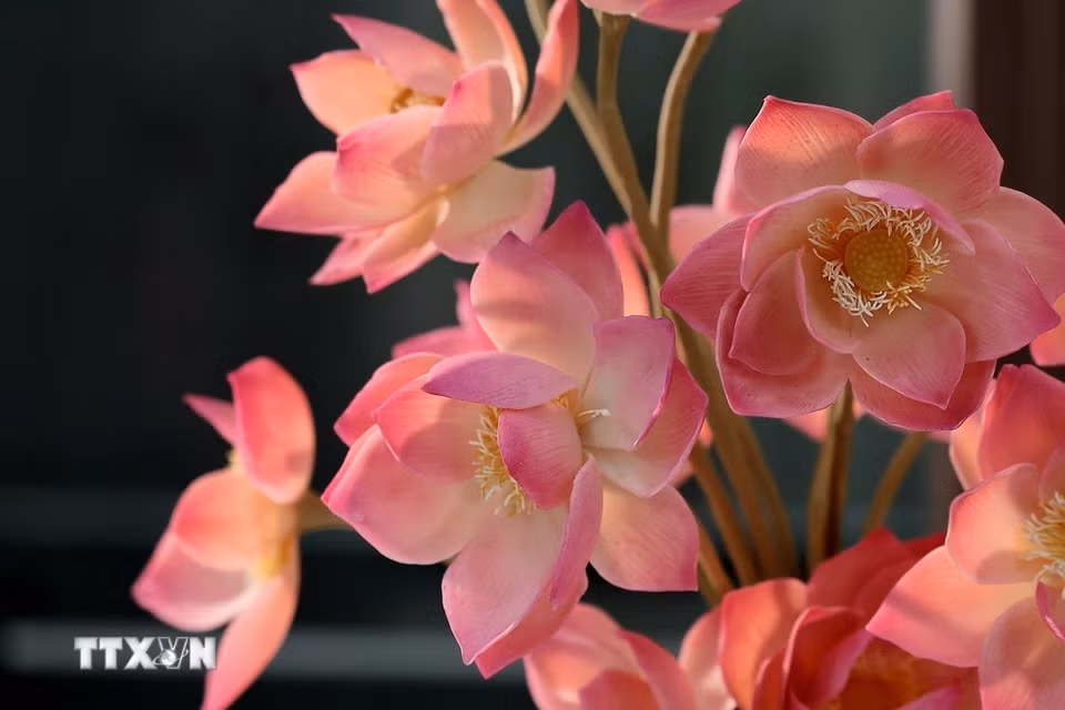 Những cánh sen mỏng, đường gân và phần nhụy được chăm chút nhằm tạo sắc độ và cấu trúc gần với một đóa sen đang nở. (Ảnh: Phạm Tuấn Anh/TTXVN)