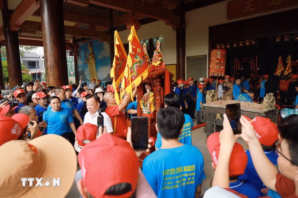 Lễ hội rước kiệu Bà Thiên Hậu thu hút hàng nghìn người du xuân tham dự. (Ảnh: Huyền Trang/TTXVN)