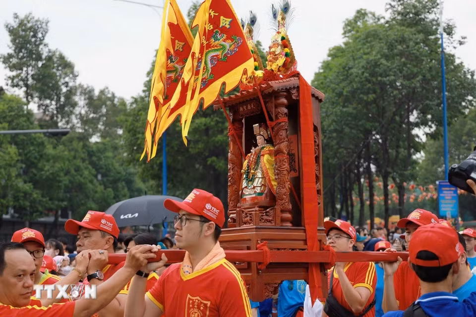 Kiệu Bà Thiên Hậu qua các tuyến Lê Hoàn, Chu Văn An, Lê Duẩn, Lê Lợi, Hùng Vương rồi trở về miếu. (Ảnh: Huyền Trang/TTXVN)