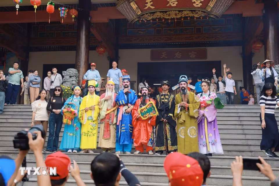 Lễ hội quy tụ hơn 25 đoàn lân sư rồng, xe hoa và các đoàn nghệ thuật biểu diễn miễn phí. (Ảnh: Huyền Trang/TTXVN)